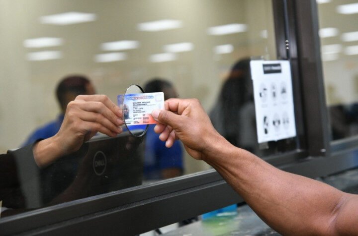 Banreservas sigue cobrando RD$1,900 por renovar licencia a mayores de 65 años, pese a rebaja del 50%