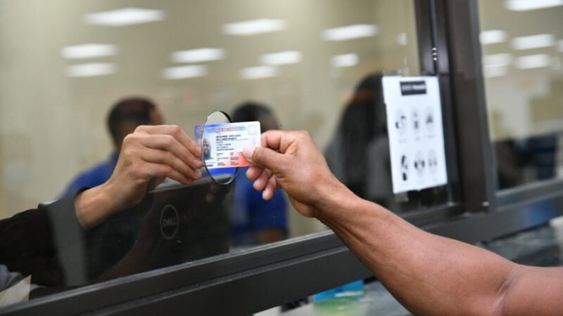 Banreservas sigue cobrando RD$1,900 por renovar licencia a mayores de 65 años, pese a rebaja del 50%