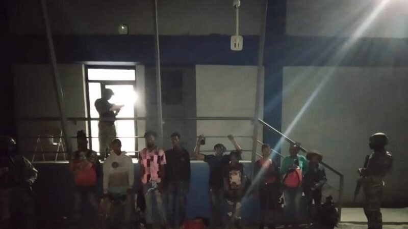 Otra vez, haitianos apedrean a los militares dominicanos en la frontera