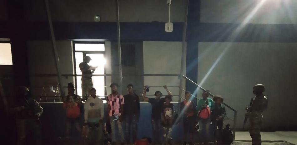 Otra vez, haitianos apedrean a los militares dominicanos en la frontera