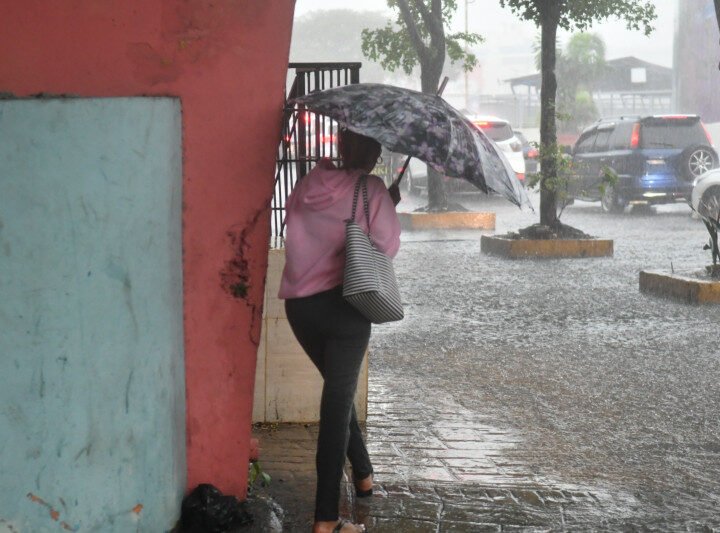 Lluvias este domingo con temperaturas muy calurosas
