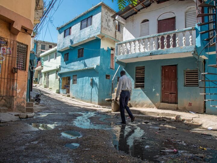 Café de Herrera: Un barrio olvidado con calles en ruinas