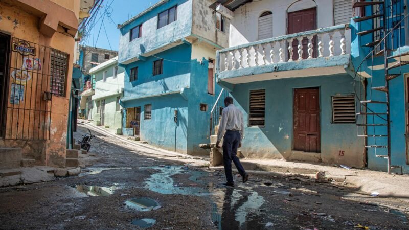 Café de Herrera: Un barrio olvidado con calles en ruinas