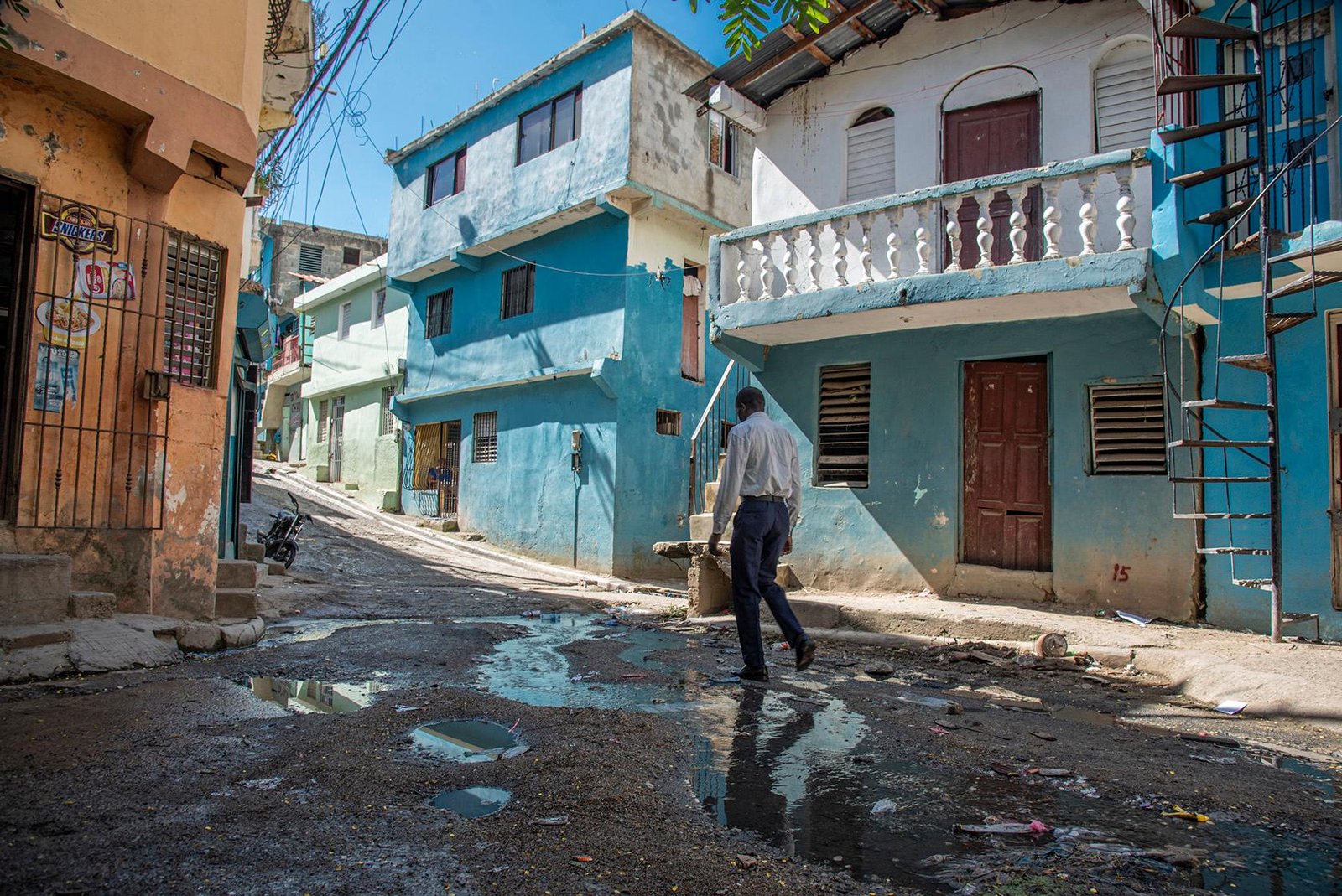 Café de Herrera: Un barrio olvidado con calles en ruinas
