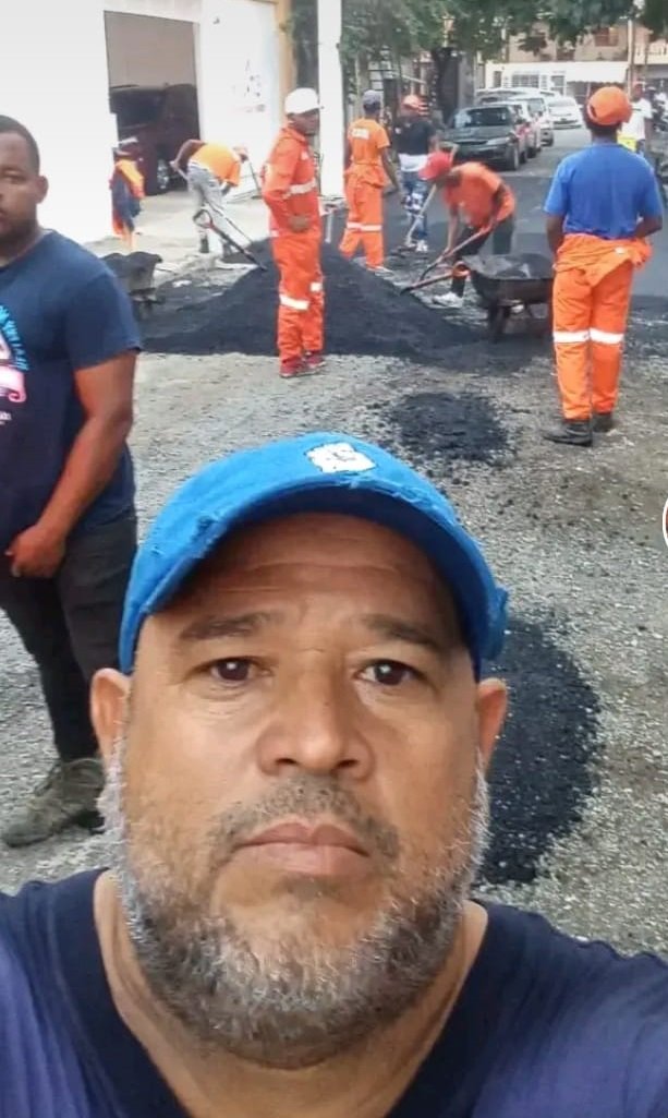 Inician reparación de calles en el Ensanche Altagracia sin eliminar las fugas de agua