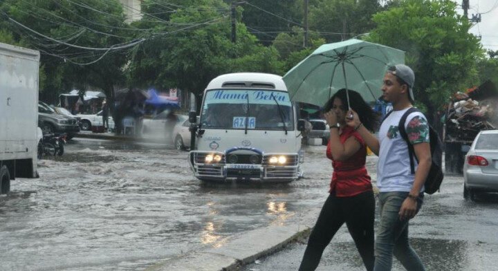Para hoy domingo, altas temperaturas y posibles lluvias