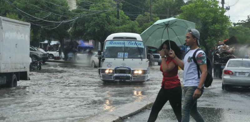 Para hoy domingo, altas temperaturas y posibles lluvias