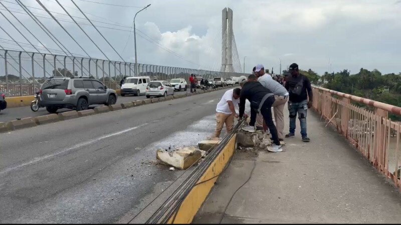 Caen cuatro postes  eléctricos en el puente de la 17