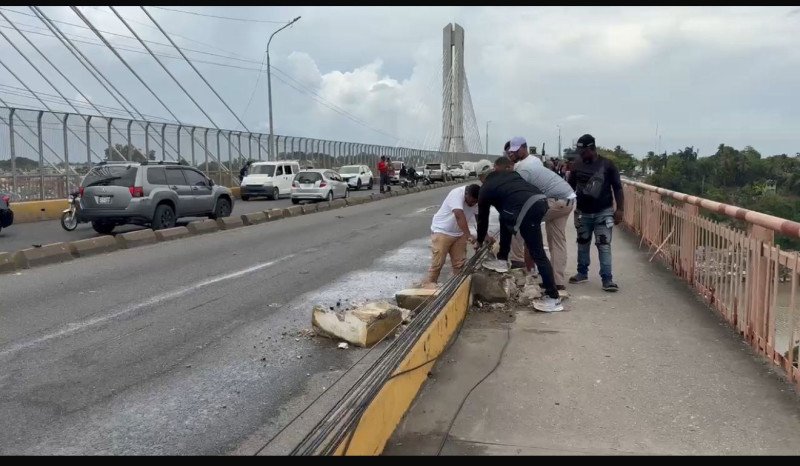 Caen cuatro postes eléctricos en el puente de la 17