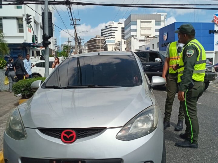 Mil pesos de multa a conductores que giren a la izquierda en la Lope de Vega