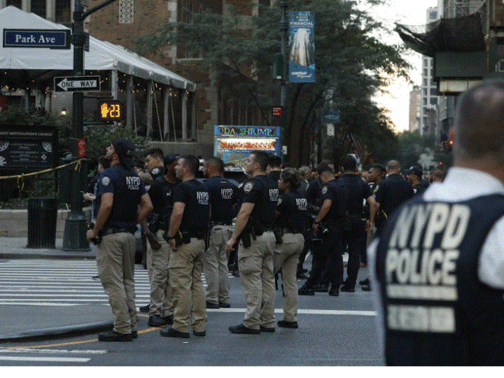 Mueren cuatro y un policía en un tiroteo en Nueva York, entre ellos un policía
