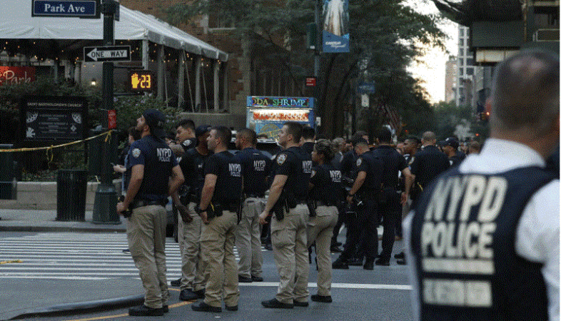 Mueren cuatro y un policía en un tiroteo en Nueva York, entre ellos un policía