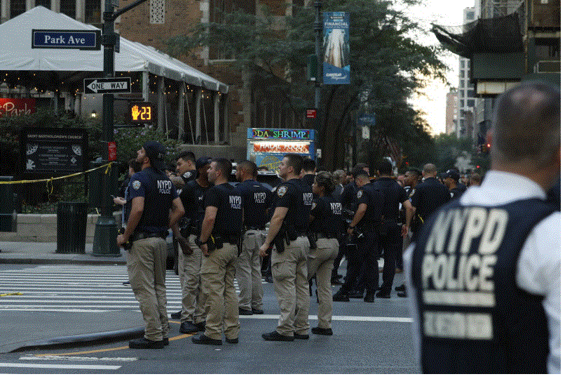 Mueren cuatro y un policía en un tiroteo en Nueva York, entre ellos un policía