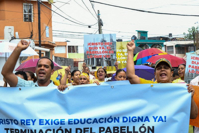 Rechazan aulas móviles y exigen finalización de pabellón
