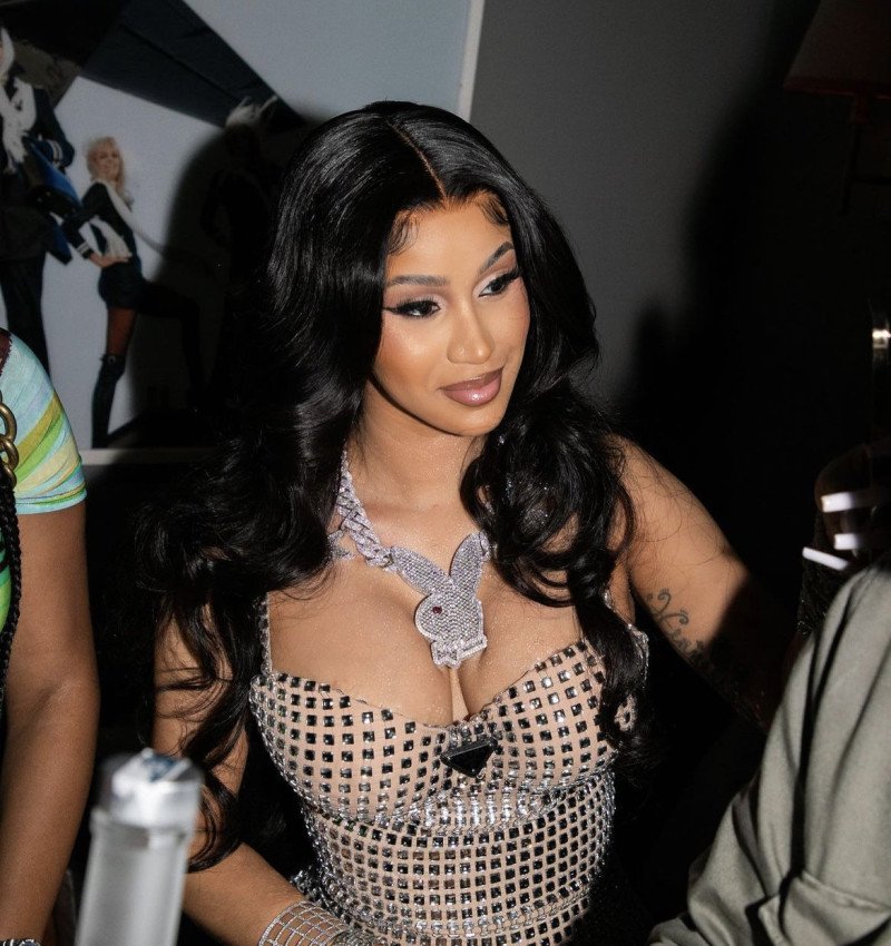 Demandan a Cardi B por agredir con un micrófono a otra mujer  en 2023