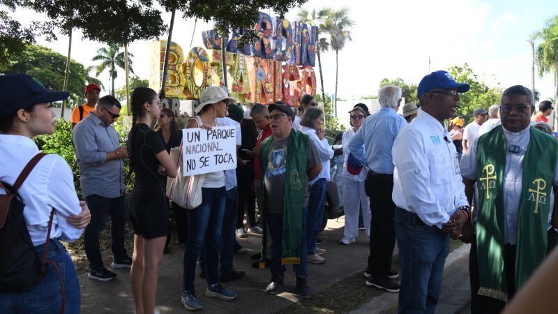 “cadena humana” frente al Jardín Botánico en defensa del área verde