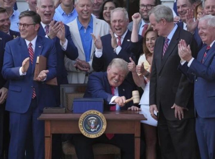 Trump convierte en ley paquete de exenciones fiscales