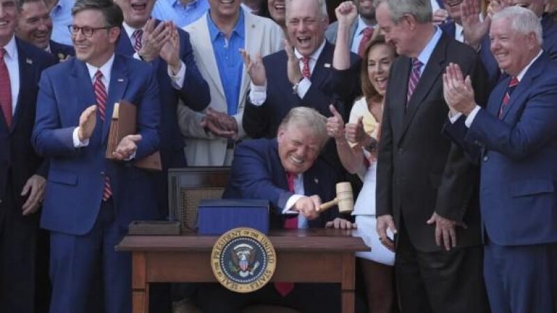 Trump convierte en ley paquete de exenciones fiscales