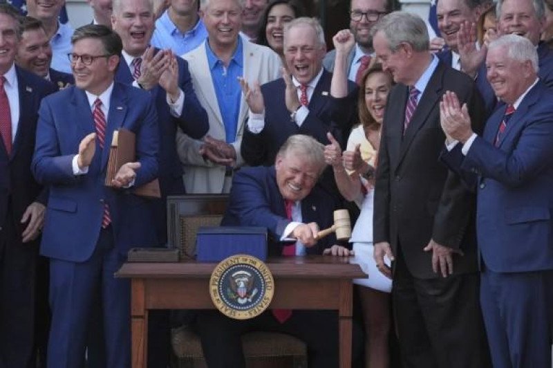 Trump convierte en ley paquete de exenciones fiscales