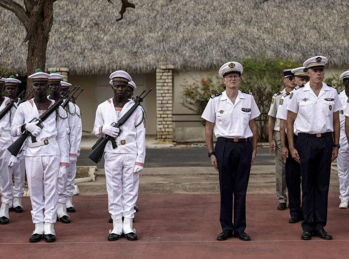 Senegal recibe de Francia sus últimas dos instalaciones militares