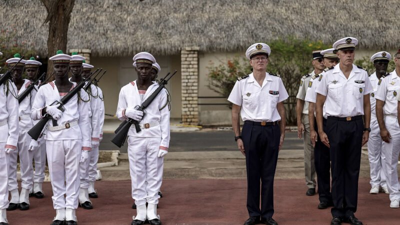 Senegal recibe de Francia sus últimas dos instalaciones militares
