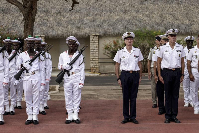 Senegal recibe de Francia sus últimas dos instalaciones militares