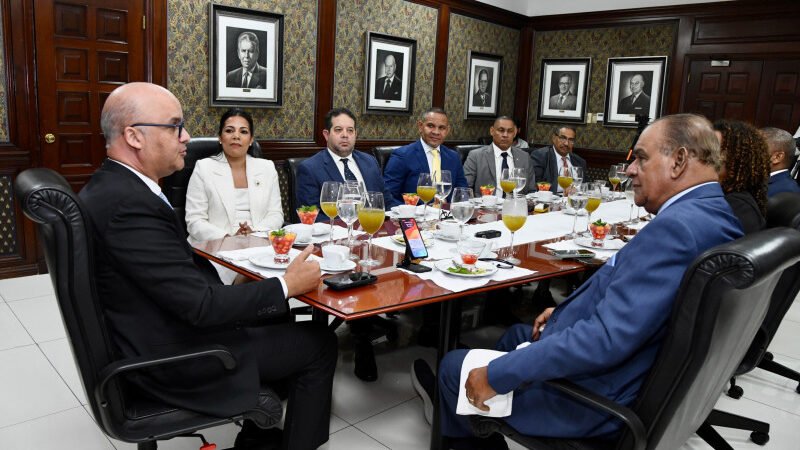 Cielos abiertos potencia el turismo y bajos precios en el país