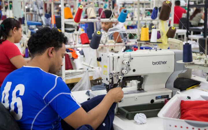 Industria textil advierte colapso por precios de la ropa importada desde China