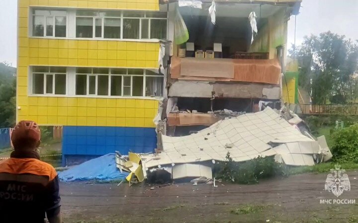 Edificios sumergidos bajo el agua por Tsunami