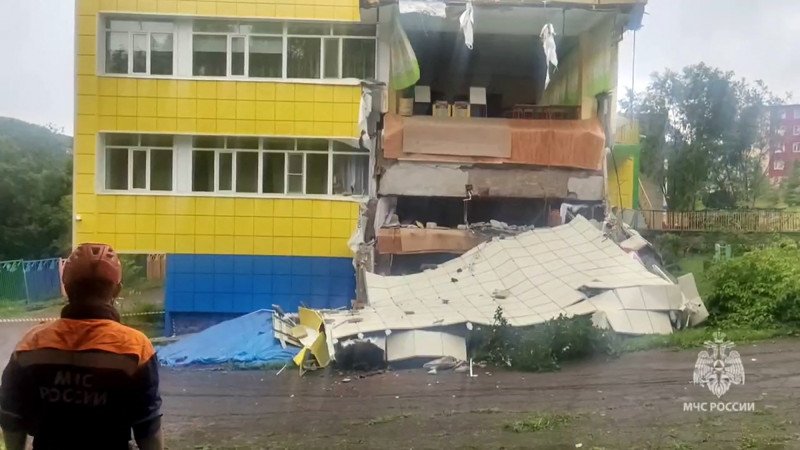 Edificios sumergidos bajo el agua por Tsunami