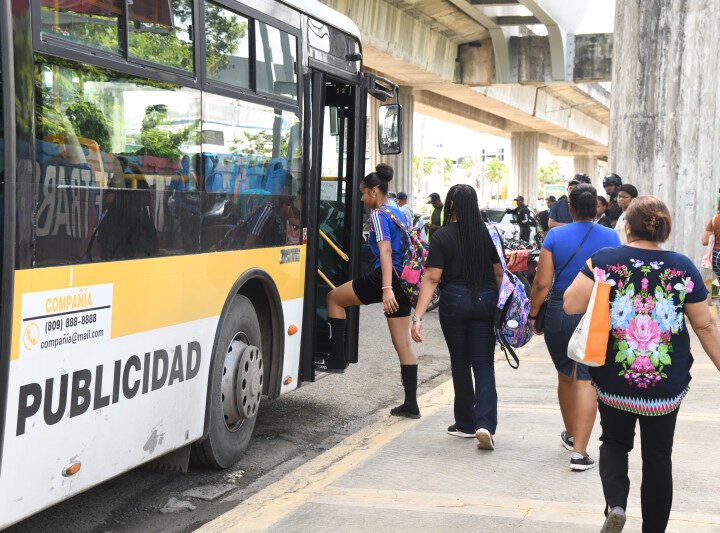 Pasajeros se molestan por el tránsito en Villa Mella, tras cierre de estaciones del Metro
