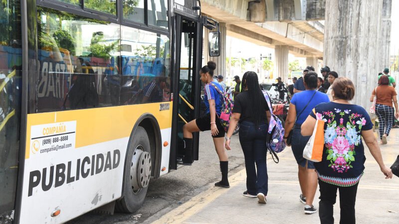 Pasajeros se molestan por el tránsito en Villa Mella, tras cierre de estaciones del Metro