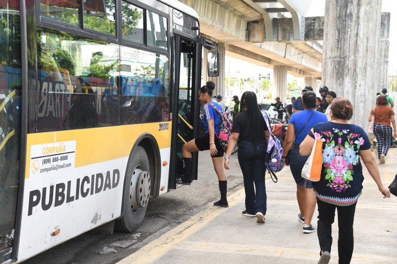 Pasajeros se molestan por el tránsito en Villa Mella, tras cierre de estaciones del Metro
