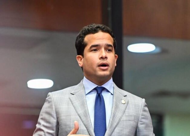 Omar Fernández cuestiona que niños no tengan cupos en escuelas del país y el PRM se defiende