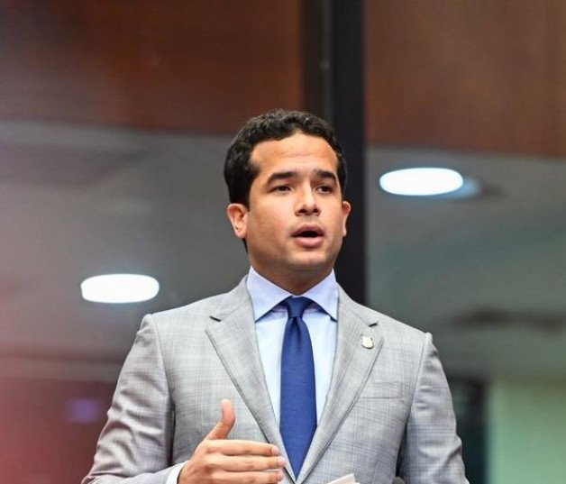 Omar Fernández cuestiona que niños no tengan cupos en escuelas del país y el PRM se defiende