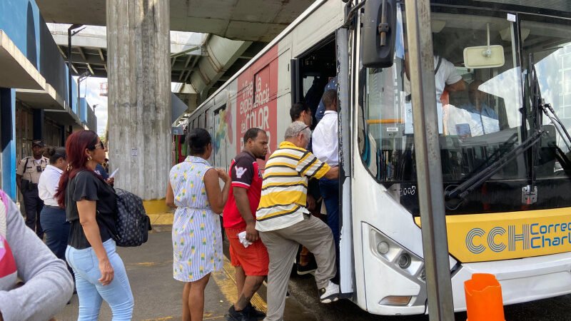 Pasajeros tratan de  «botar» el tapón