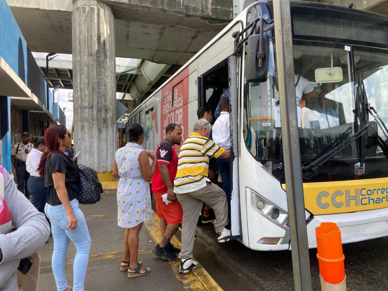 Pasajeros tratan de  «botar» el tapón