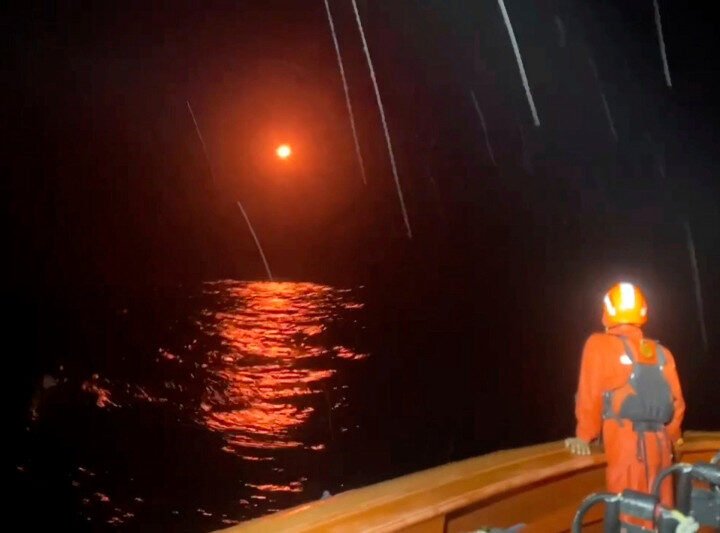 Mueren 5 y 281 pasajeros evacuados en el incendio del barco ‘KM Barcelona’ en Indonesia