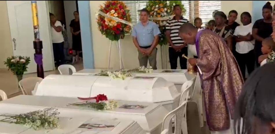 Sepultan familia que mure al incendiarse su vivienda mientras dormían