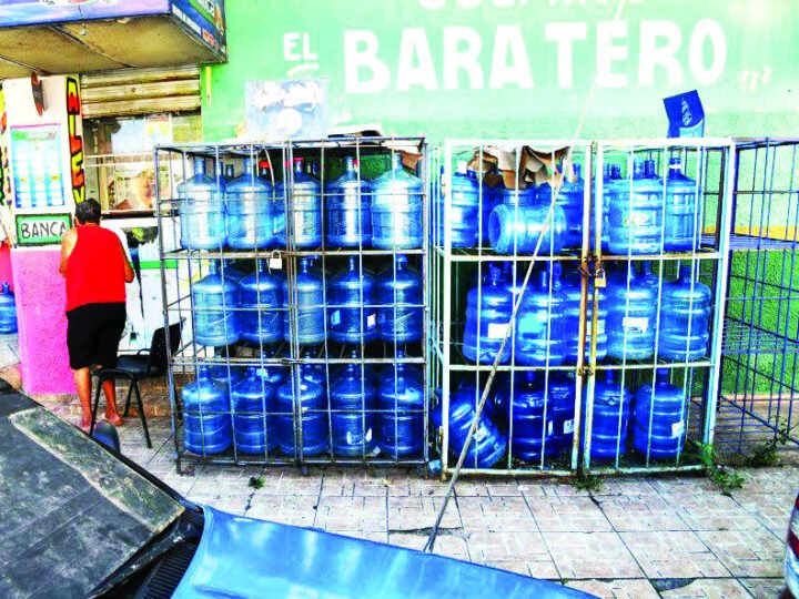 El 80% de los negocios cumplen con la disposición  de no exponer botellones al Sol