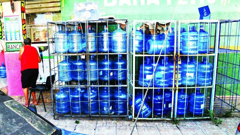 El 80% de los negocios cumplen con la disposición  de no exponer botellones al Sol