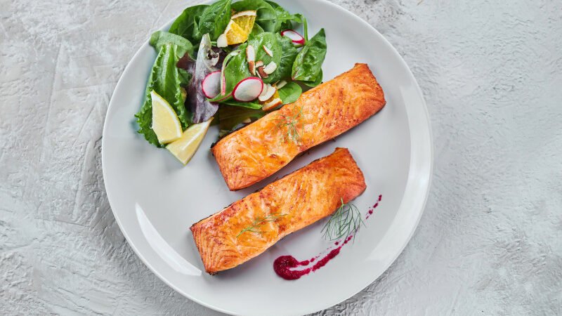 El salmón, un alimento sobresaliente de la dieta mediterránea