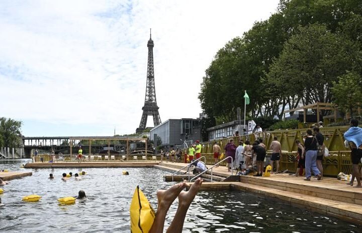 El río Sena para los bañistas en París
