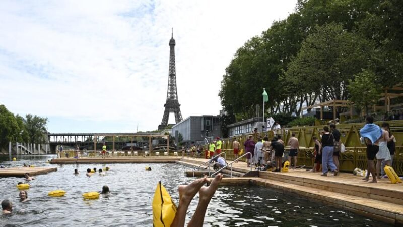 El río Sena para los bañistas en París
