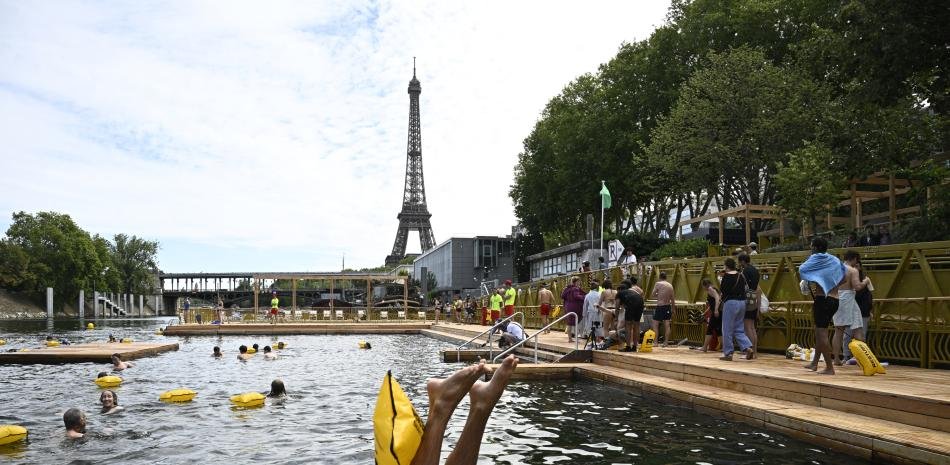 El río Sena para los bañistas en París