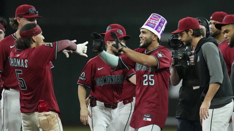 Gurriel y Del Castillo guían Diamondbacks a vencer Guardianes en extrainning