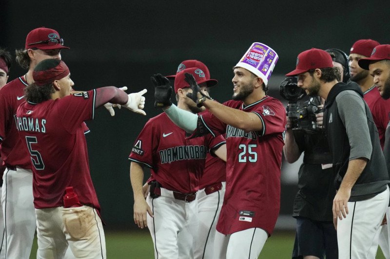 Gurriel y Del Castillo guían Diamondbacks a vencer Guardianes en extrainning