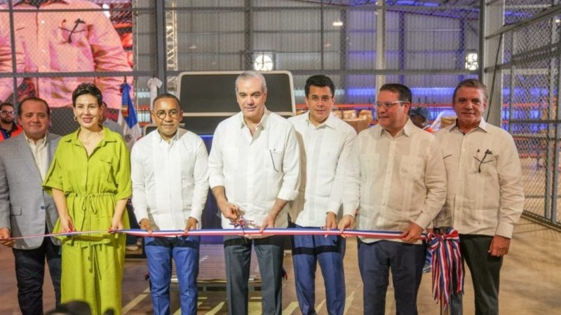 Abinader inaugura una terminal courier para manejo de compras mercancías por internet