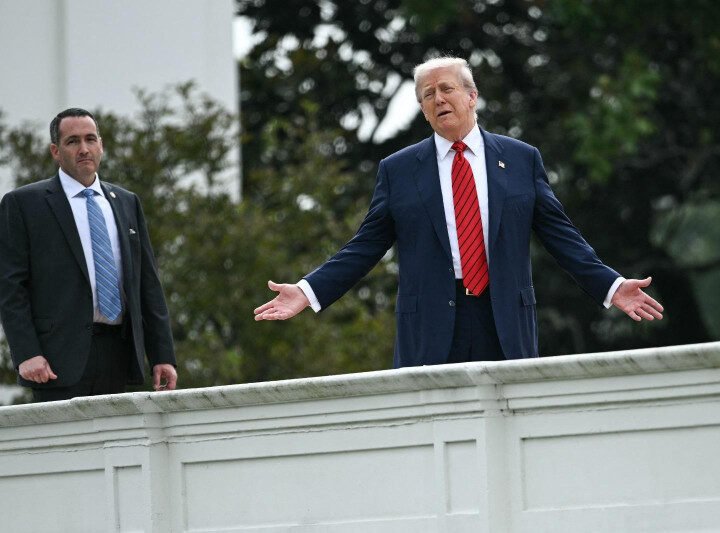 Donald Trump bromea con instalar «misiles nucleares»