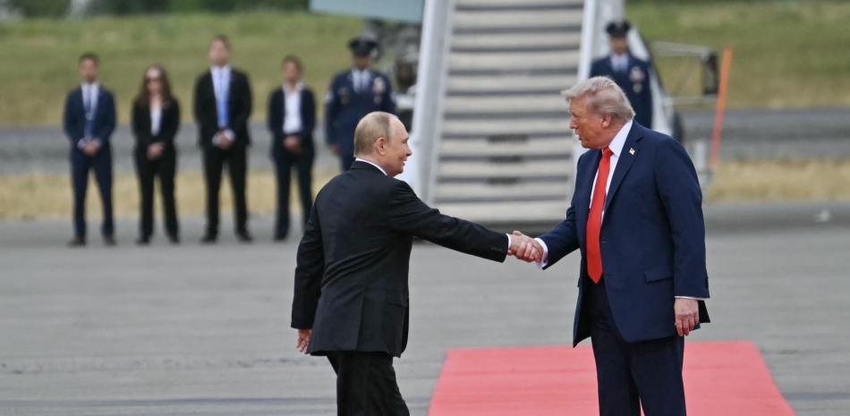 Se dan un apretón de manos antes de la cumbre en Alaska